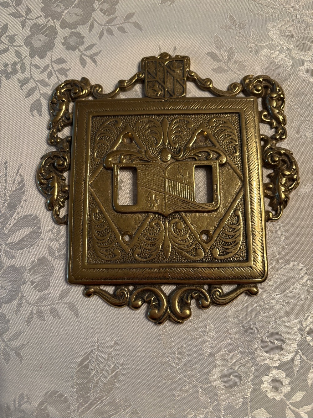 Virginia Metalcrafters Vtg Solid Brass 2-Toggle Crest of Arms Light Switch Cover